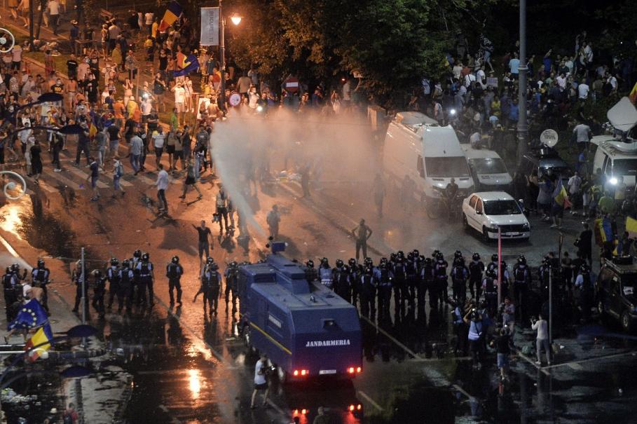 Bărbat acuzat ca a lovit un jandarm, pe 10 august, reținut de procurori Bărbat acuzat ca a lovit un jandarm, pe 10 august, reținut de procurori