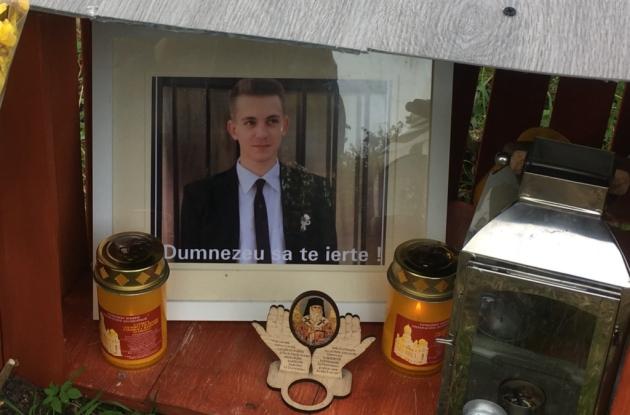 Altarul cu fotografia unui român mort, cu mesajul Dumnezeu să te ierte