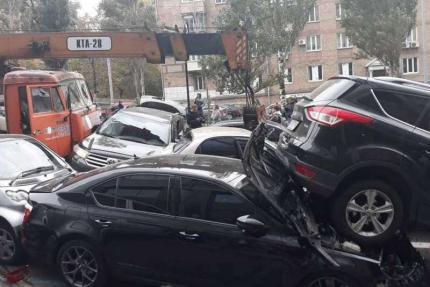 Mașinile distruse la locul accidentului din Kiev