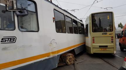 Două tramvaie s-au ciocnit în Bucureşti, pe Calea 13 Septembrie. Intervin pompierii şi SMURD-ul