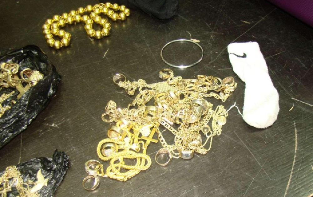 Bijuterii de aur găsite în şosetele unui copil, pe Aeroportul din Cluj