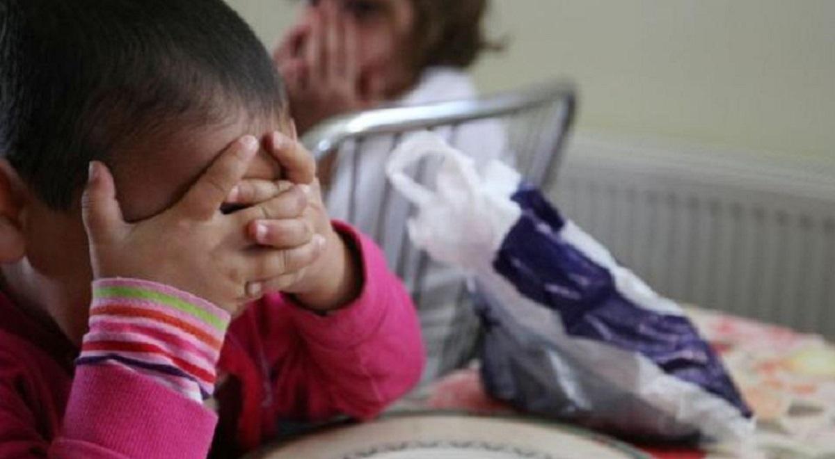 O tânără mămică din Botoşani a băut până a murit. Femeia a sfârşit pe pat, lângă doi dintre cei patru copii ai famliei O tânără mămică din Botoşani a băut până a murit. Femeia a sfârşit pe pat, lângă doi dintre cei patru copii ai famliei