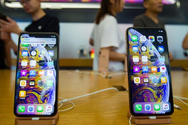 Noile modele iPhone par să aibă probleme. Utilizatorii se plâng de camerele foto, de sistemul de încărcare şi de semnalul 4G