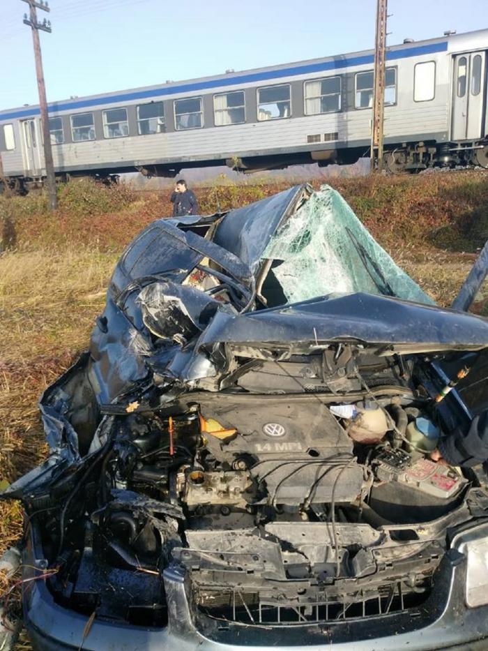 Maşină spulberată de tren, în Arad. Şoferul de 39 de ani, prins între fiarele contorsionate (Imagini dramatice)