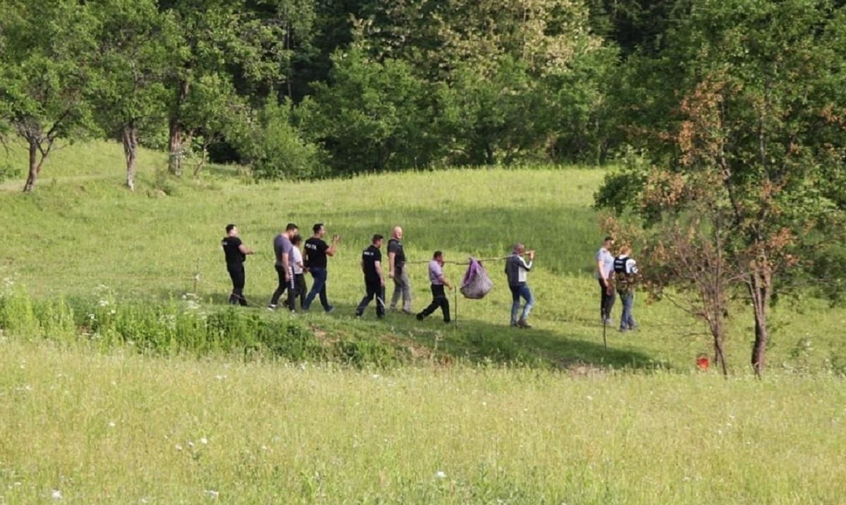 Autorii oribilei crime de la Zagra, trimişi în judecată. Cei trei tineri au făcut bucăţi un prieten, apoi l-au aruncat pe câmp