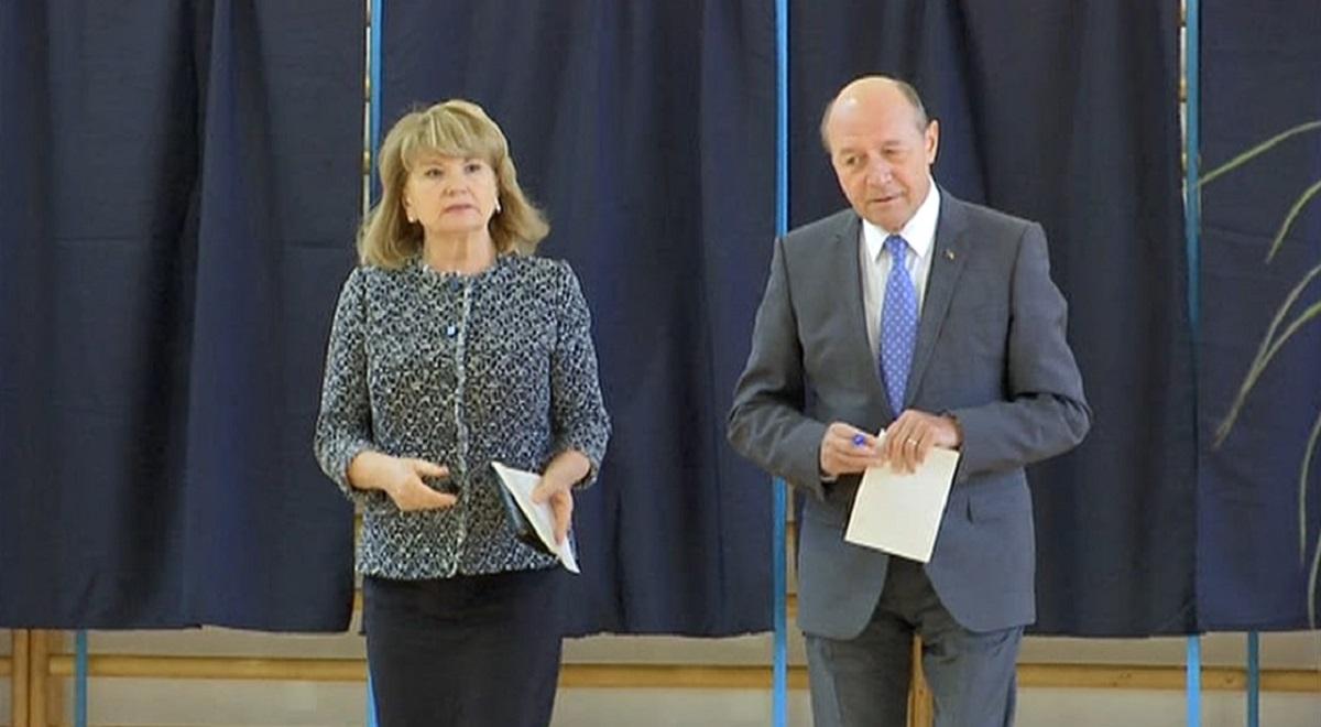 Moment neplăcut pentru Băsescu, în secţia de vot: "Probabil era un pesedist înrăit. Prostia nu poate să te deranjeze"