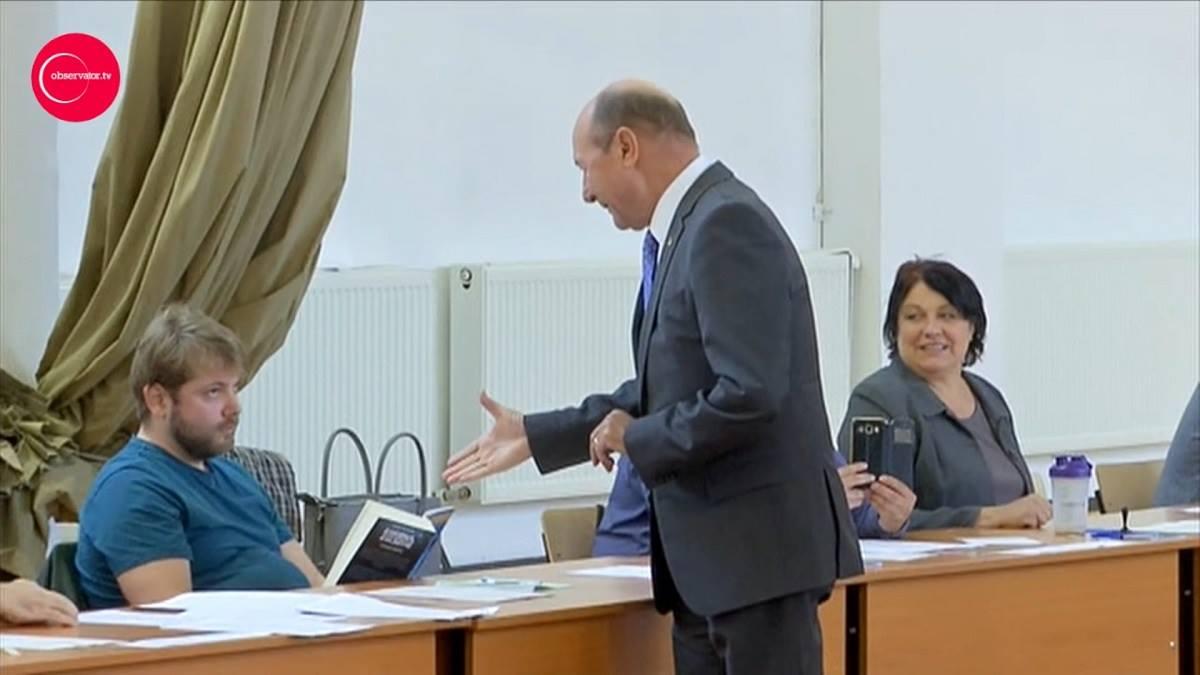Moment neplăcut pentru Băsescu, în secţia de vot: "Probabil era un pesedist înrăit. Prostia nu poate să te deranjeze"