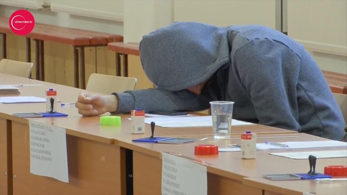 Membrul comisiei de vot de la Jean Monet doarme cu capul pe masă