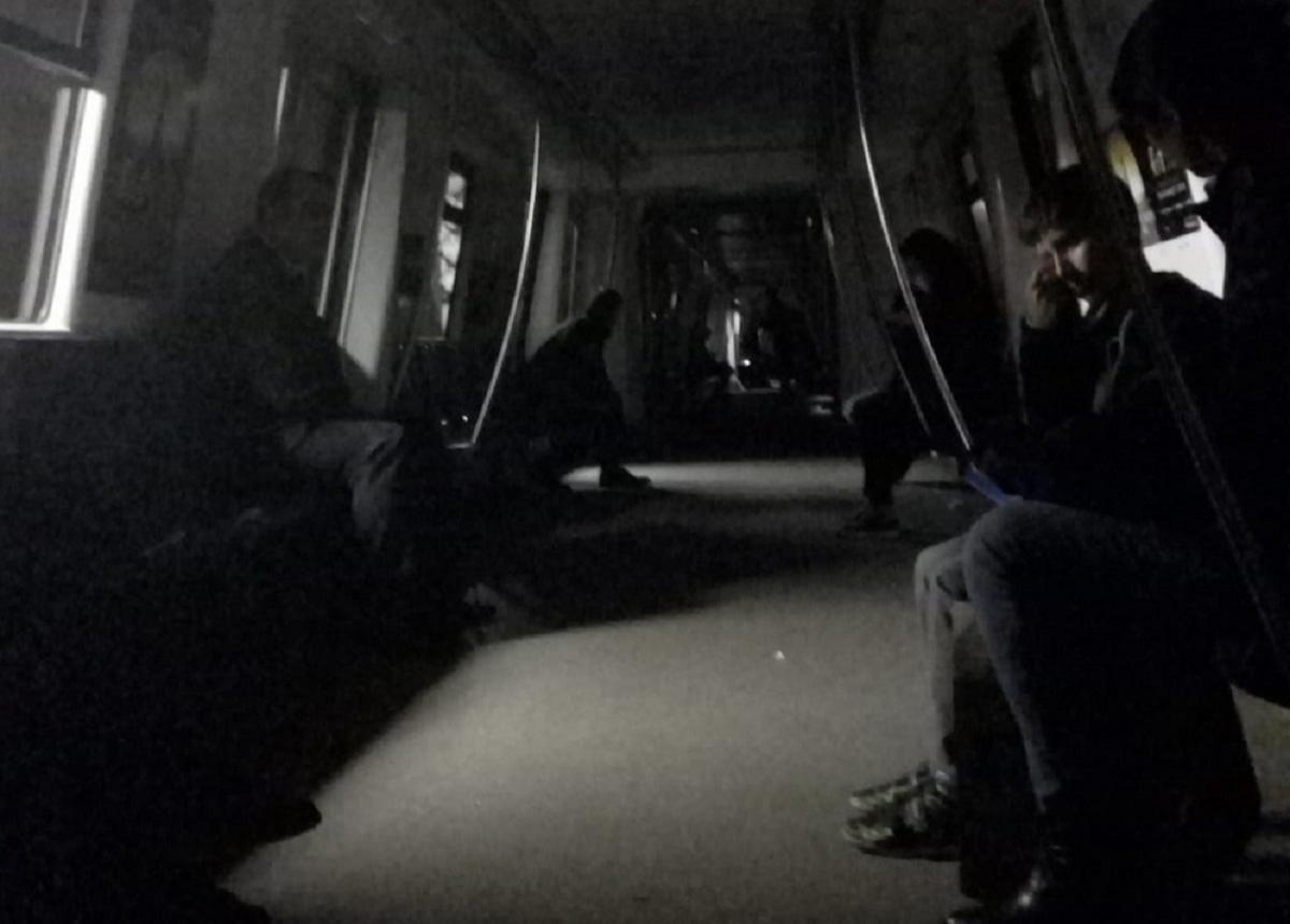 Metrou cu pasageri, blocat în tunel la Dristor