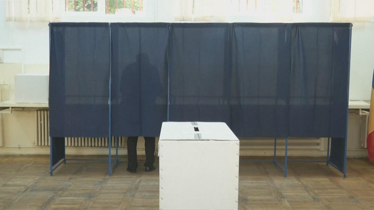 Scenă din prima zi de referendum cu votant la urne