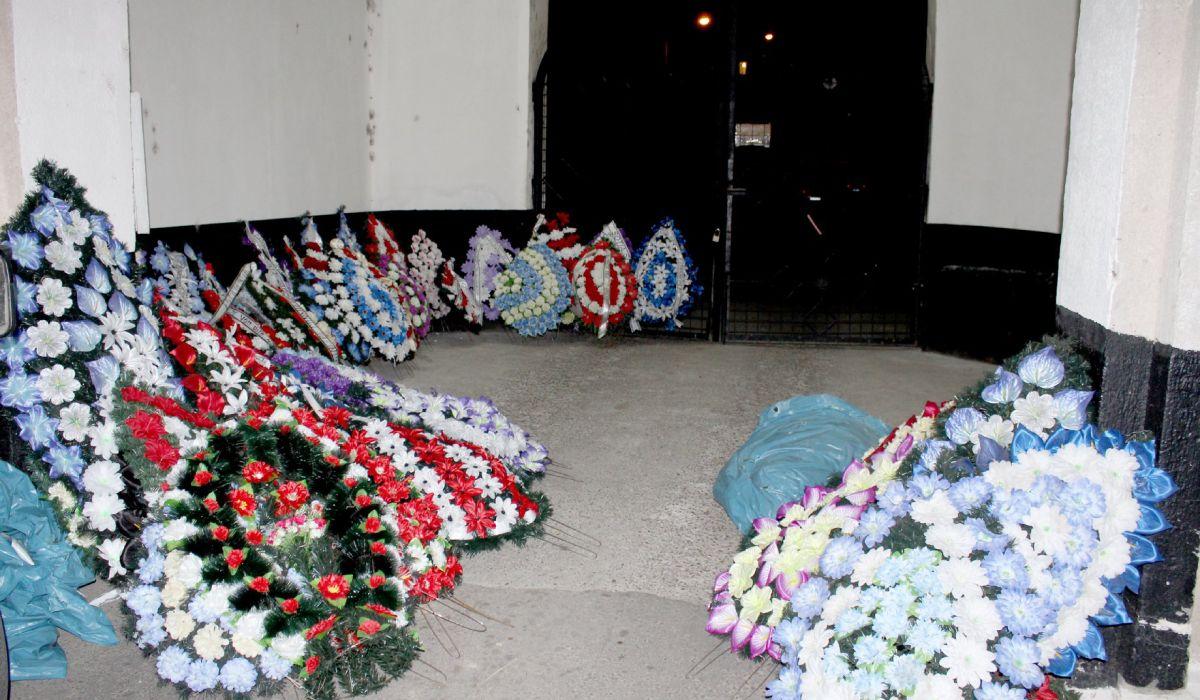Coroane funerare, furate de doua femei dintr-un cimitir din Galati