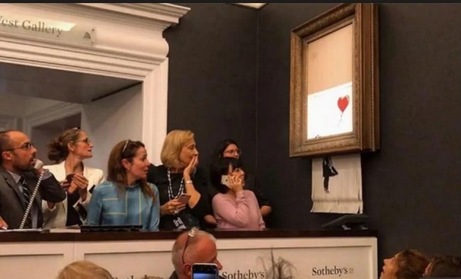 Pictura "Fata cu un balon", de Banksy, făcută bucăți în direct imediat după ce a fost vândută pentru 1,4 milioane de dolari (Video)