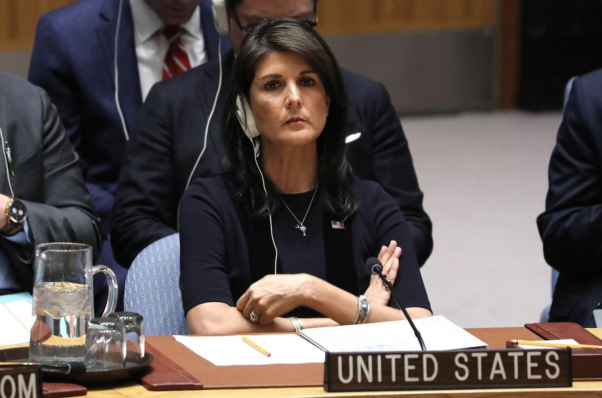 Nikki Haley ascultă vorbitorul în şedinţa Consiliului de Securitate ONU