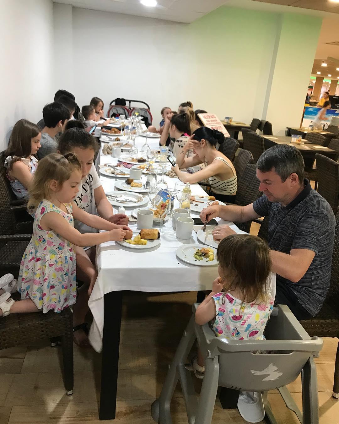 Cină în familia Radford