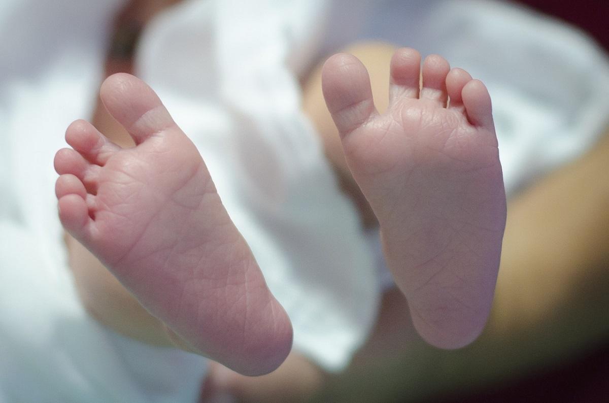 Neonatologii din Slatina au reuşit să-l transfere la o maternitate de grad superior Copilul s-a născut la 27 de săptămâni, mama, ea însăşi cu probleme de sănătate, mai pierduse câteva sarcini