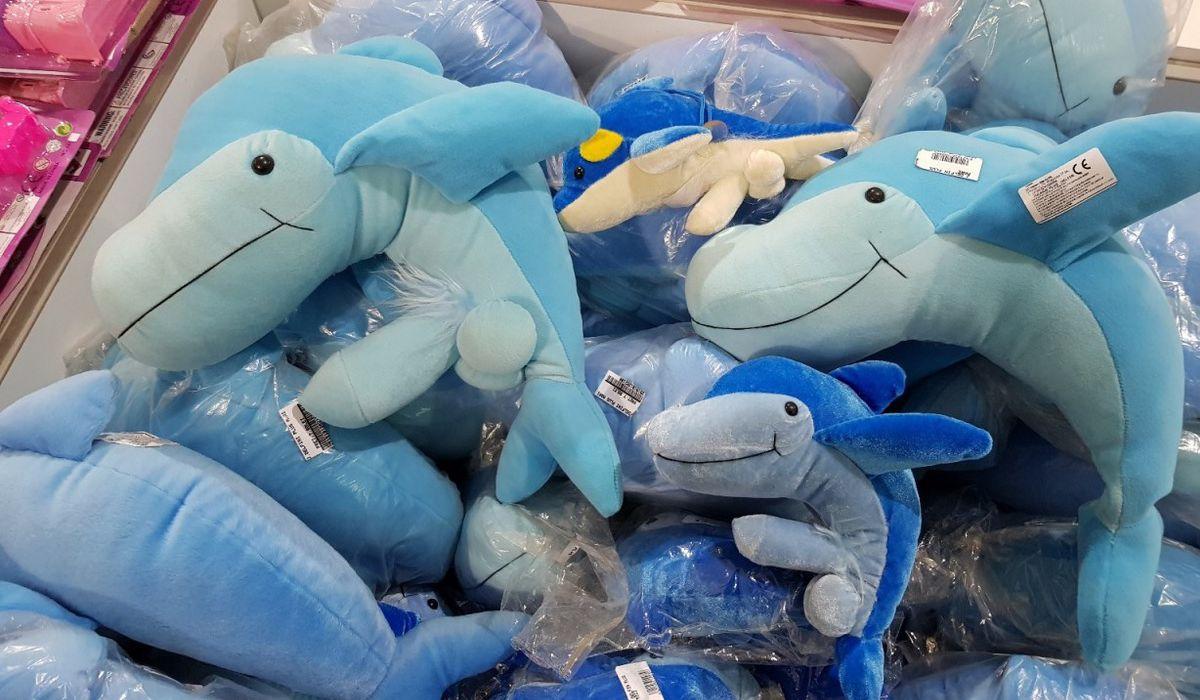 Jucării sub formă de delfini, interzise minorilor, vândute într-un magazin de confiscate din Constanţa