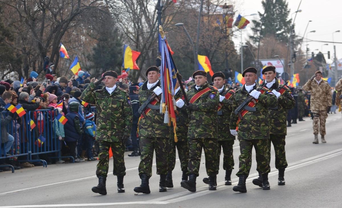 Militari defilează la ceremoniile de Ziua Națională de la Alba Iulia