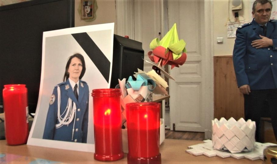 Pe biroul ei se află mai multe lumânări și o fotografie, iar în încăpere o liniște de mormânt Vestea morții Irinei Cristina Airinei a căzut ca un trăznet peste colegii ei de la Școala Militară de Subofițeri de Jandarmi Petru Rareș de la Fălticeni
