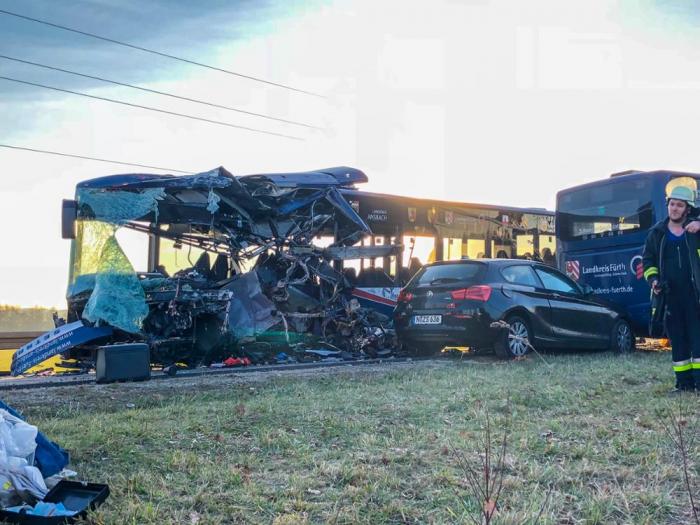 Două autobuze şcolare s-au făcut praf, într-un accident cu 40 de victime, majoritatea copii, în Germania