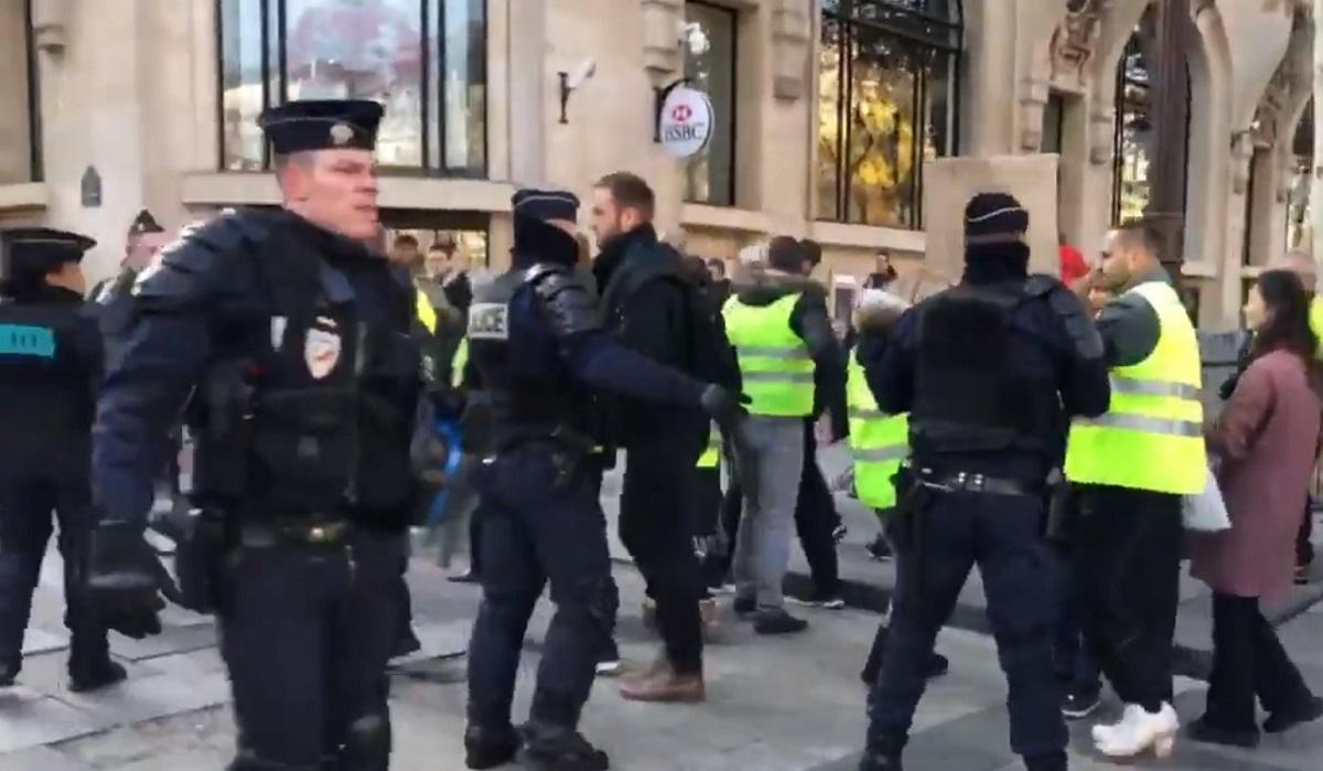 Proteste violente în Franţa împotriva creşterii taxelor la carburanţi. O protestatară a fost ucisă, 47 de răniţi