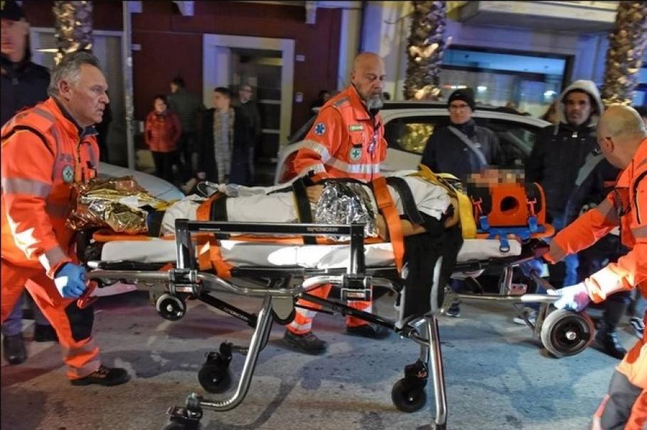 Românca atacată cu acid Românca transportată de medici la spital