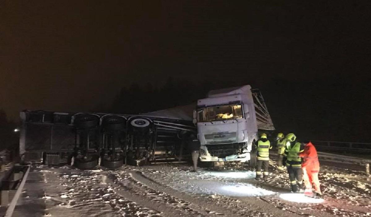 Şoferul român a ajuns cu camionul răsturnat pe şosea