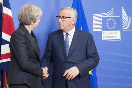 Premierul britanic Theresa May, alături de preşedintele Comisiei Europene, Jean Claude Juncker