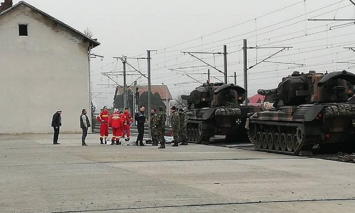 S-a electrocutat în timpul descărcării unor tancuri aduse pentru parada de 1 Decembrie