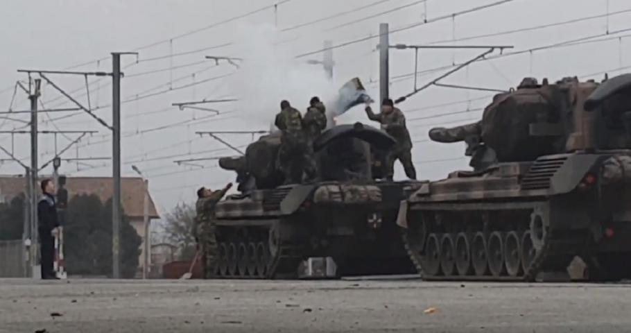 mai mulţi militari urcă pe tanc şi încearcă disperaţi să stingă flăcările ce curpinseseră trupul subofiţerului Nenorocirea s-a produs în timp ce militarul se afla pe un complex antiaerian – Ghepard