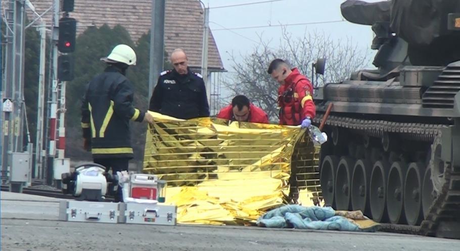 Militarul a murit în timpul descărcării unor tancuri pentru Parada de 1 Decembrie de la Alba Iulia Un militar a murit electrocutat, în această dimineaţă, în gara din Alba Iulia, în timp ce se afla pe un complex antiaerian – Ghepard
