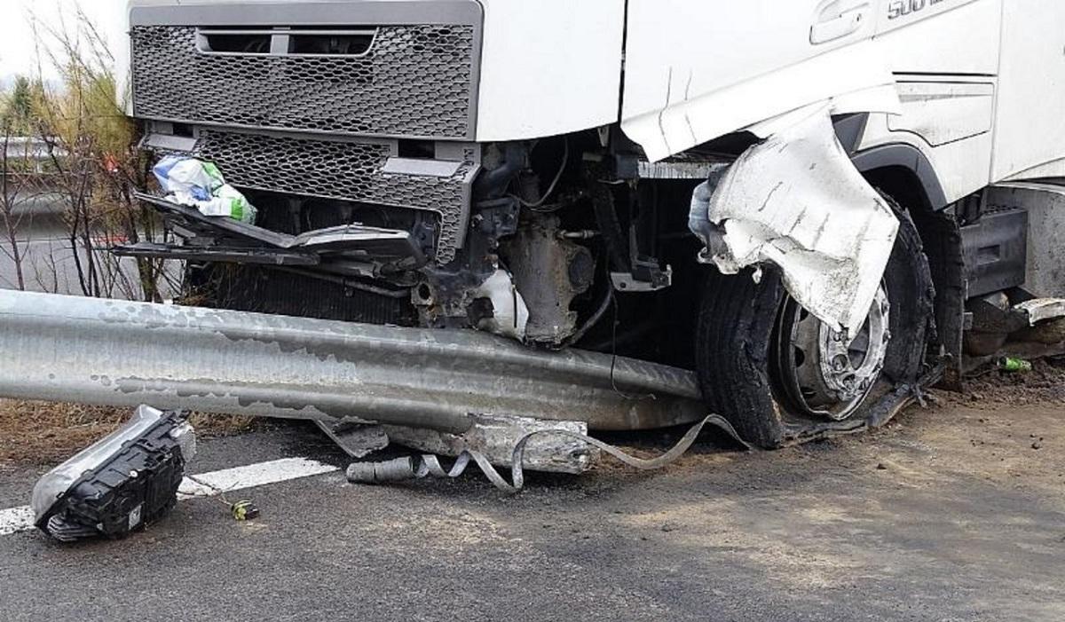 damage Forge curtain Un şofer român de TIR a adormit la volan, în Ungaria. Autostrada a fost  blocată 9 ore