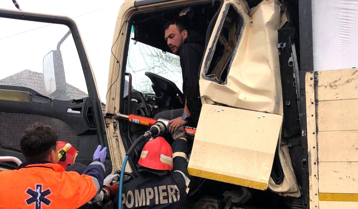 Un şofer de TIR a rămas cu picioarele strivite după un accident în Simeria