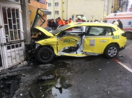 Taxi izbit de clădire, într-un accident cu patru victime pe o stradă din Sibiu