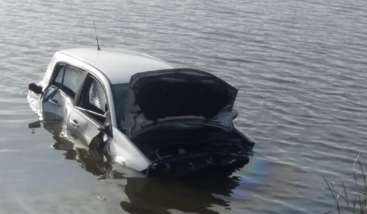 Maşină scufundată în lacul Paleu