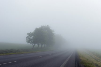 Ceață pe o stradă necirculată