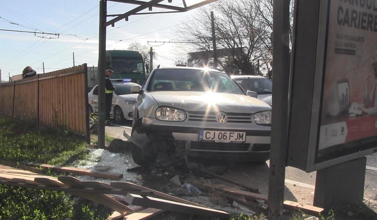 O mamă şi fiul ei de 10 ani au fost spulberaţi în timp ce aşteptau autobuzul în staţie