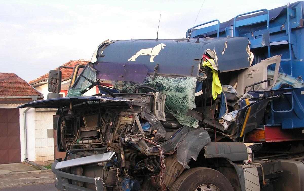 Cabina TIR-ului românului a fost făcută praf