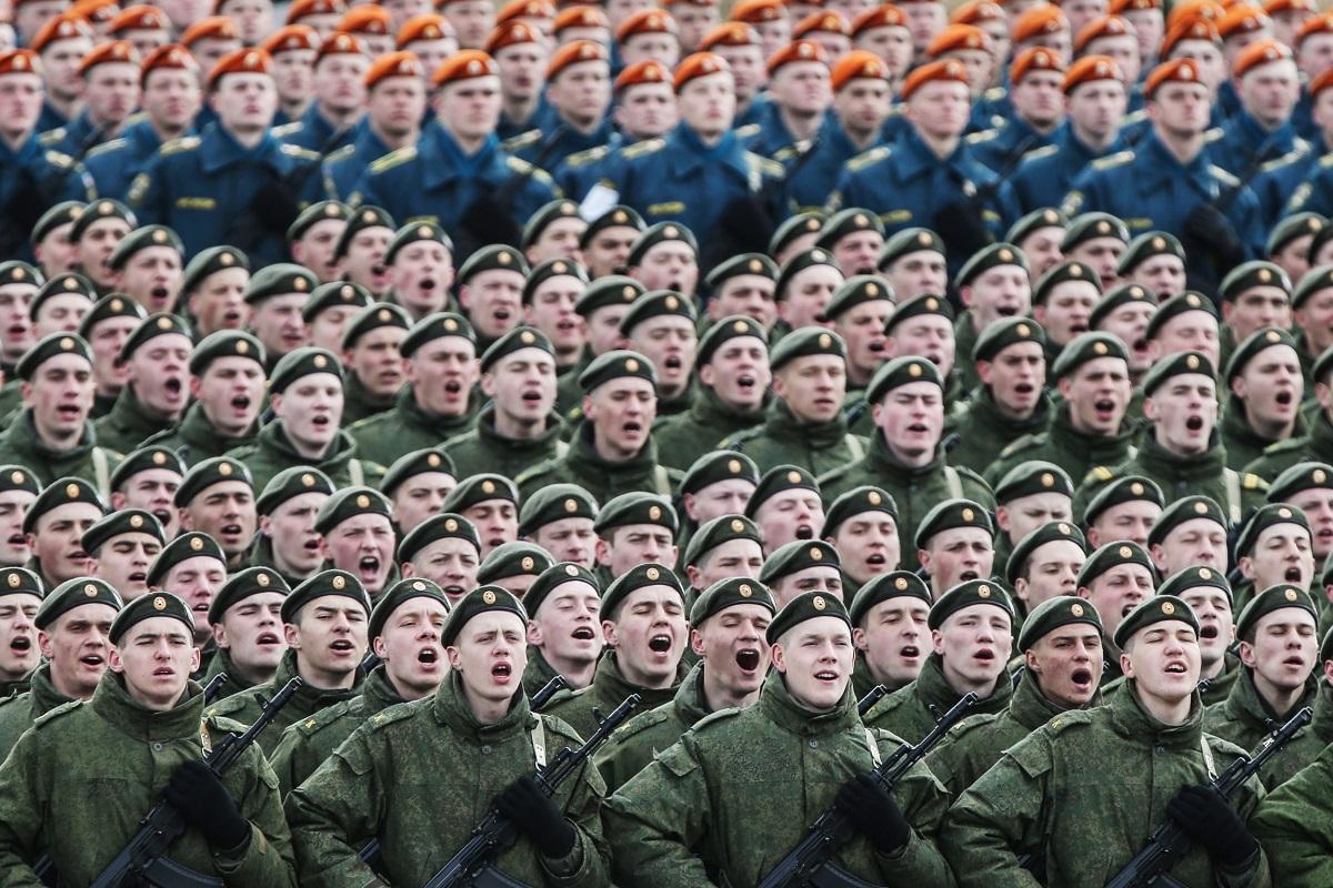 Militari ruşi în formaţie de paradă
