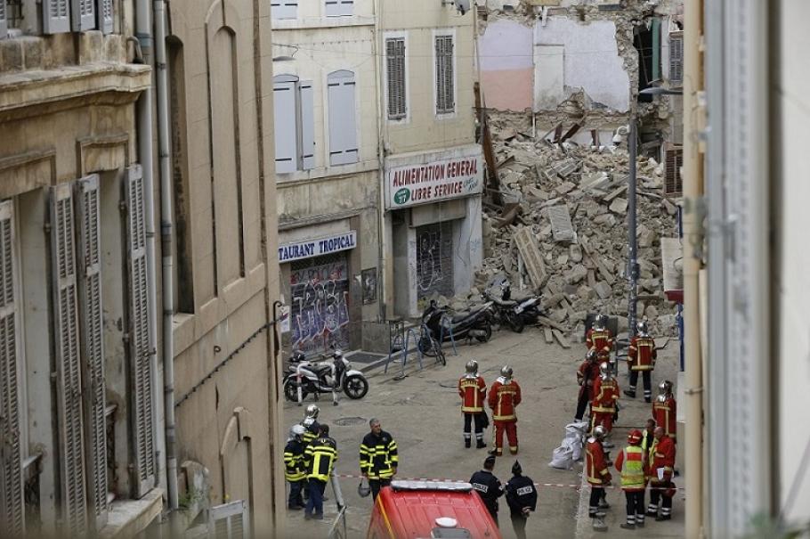Dărâmăturile clădiri prăbuşite în Marsilia Corpuri descoperite printre dărâmăturile clădirilor prăbuşite în Marsilia