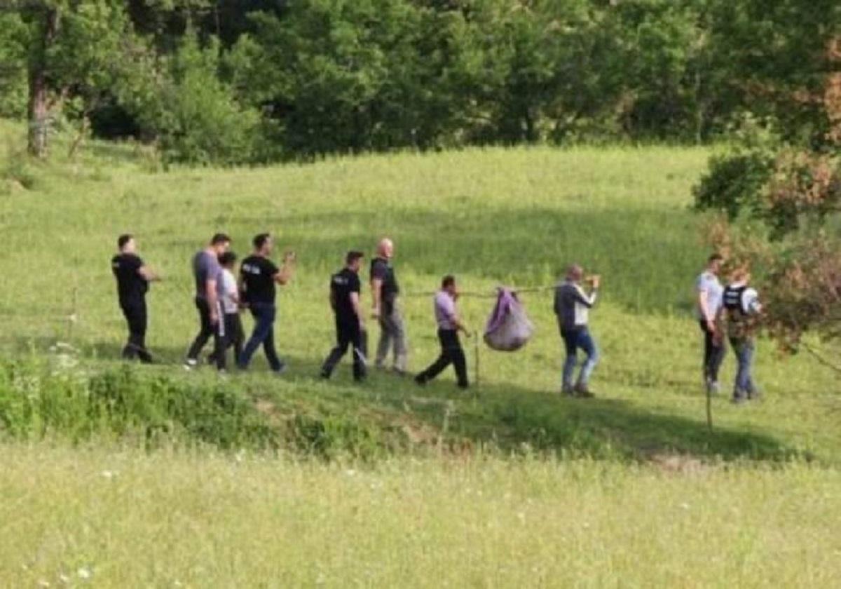 Cei trei tineri au făcut bucăţi un prieten, apoi l-au aruncat pe câmp