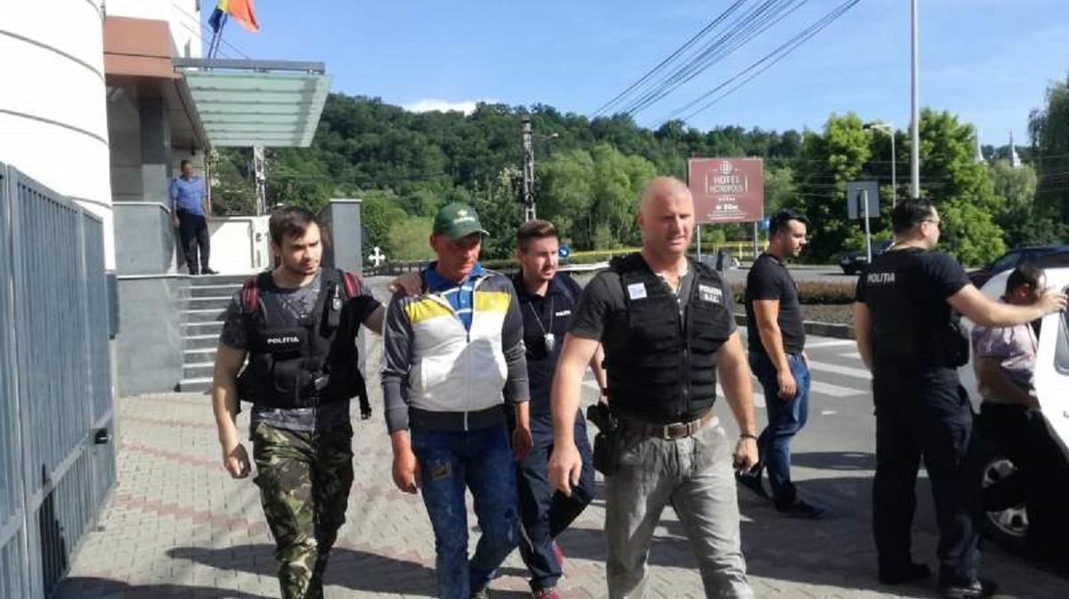 Cei trei tineri au făcut bucăţi un prieten, apoi l-au aruncat pe câmp