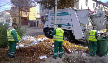 Accident groaznic în Constanţa. Doi bărbaţi au fost călcaţi de o maşină de gunoi