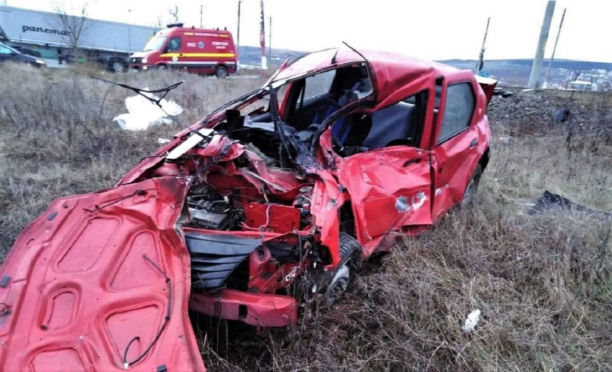 O maşină marca Dacia a fost lovită în plin de o locomotivă