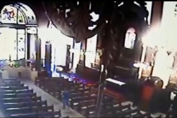 Video cu momentul în care un tânăr ucide cinci oameni într-o biserică din Brazilia. A intrat, s-a rugat, apoi a început să tragă