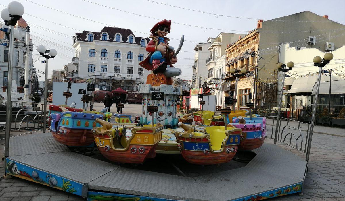 Târgul de Crăciun din Piaţa Ovidiu a fost închis de organizatori