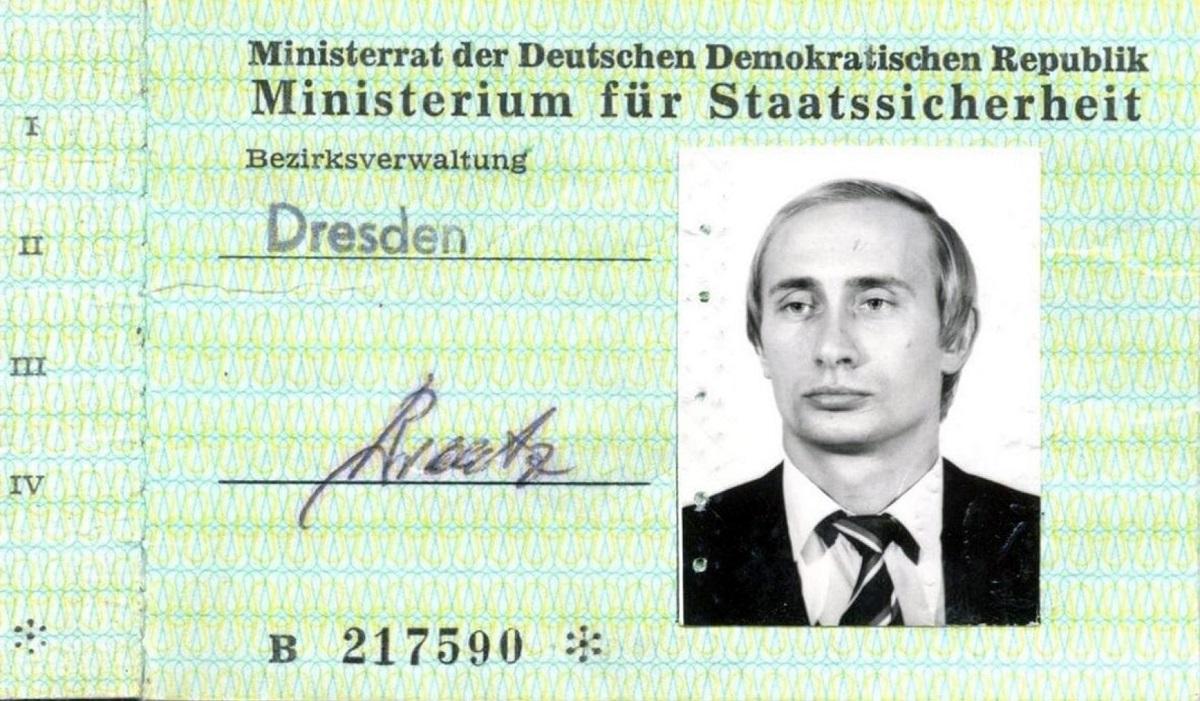 Legitimaţia Stasi cu fotografia lui Vladimir Putin