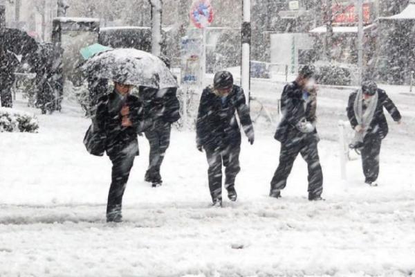 Alertă meteo cu efect imediat. Mai multe judeţe lovite acum de ninsori, viscol şi polei