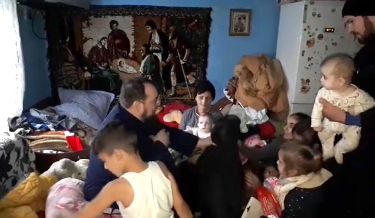 Un preot din Constanţa şi-a dat haina de pe el unei familii nevoiaşe