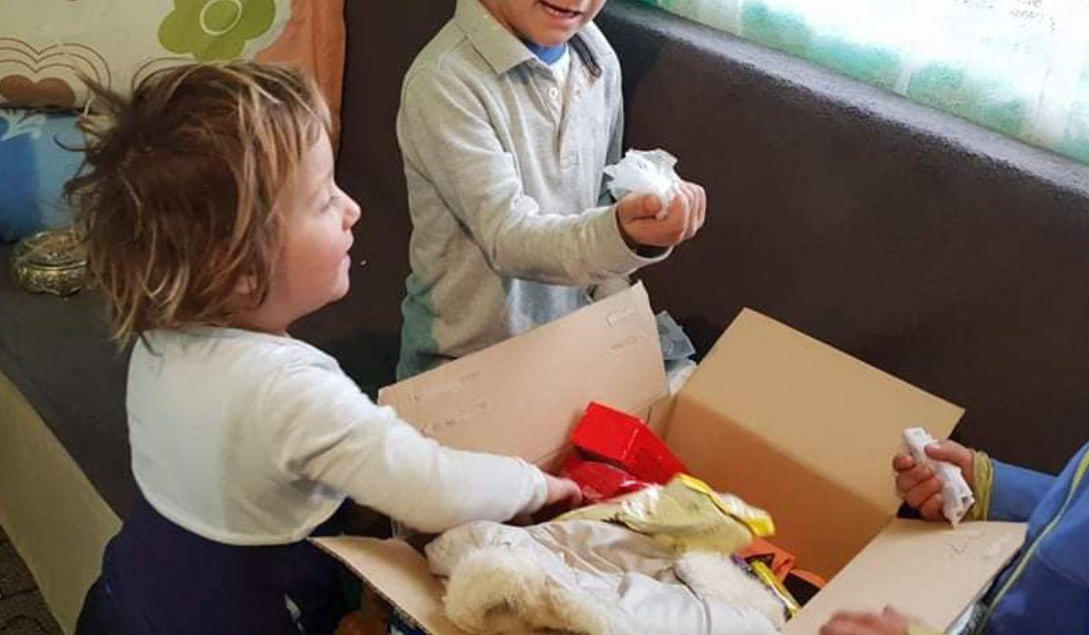 Preotul Claudiu Banu a adus alimente şi jucării unei familii cu şapte copii din satul Potârnichea