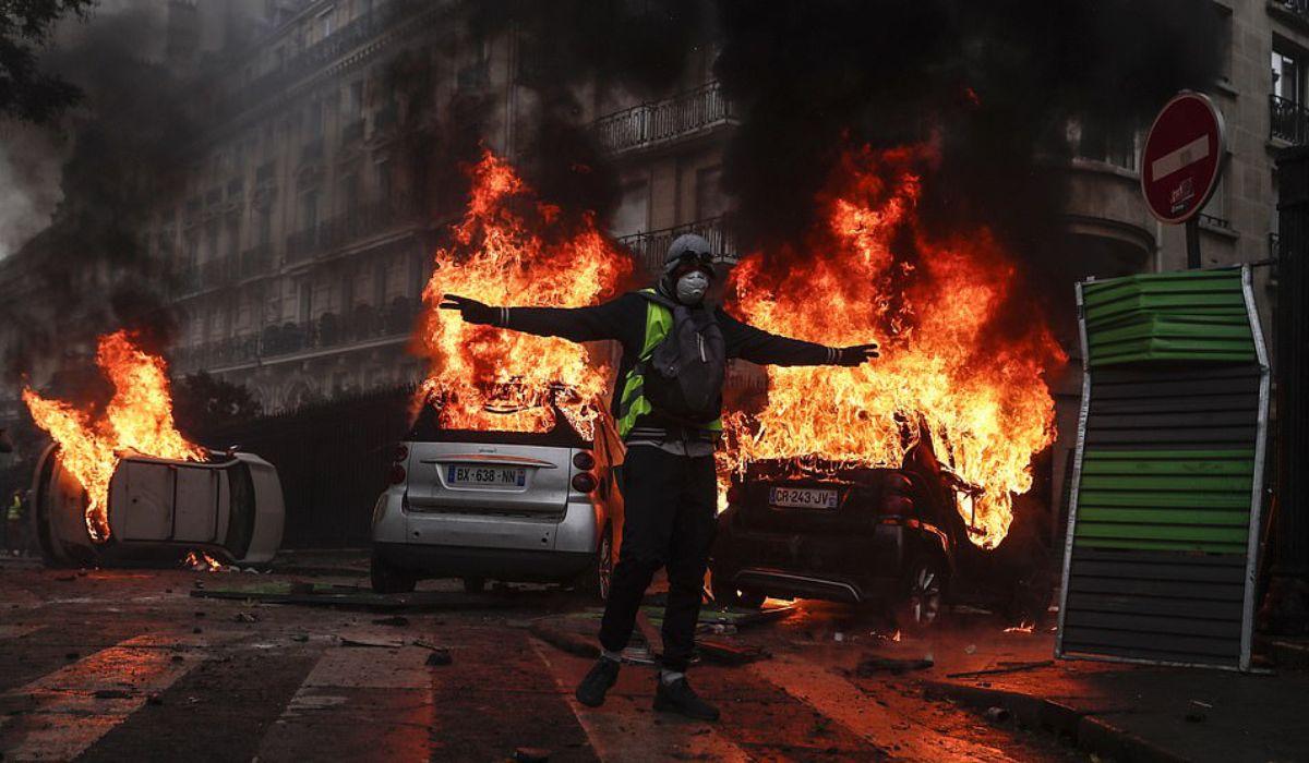 Protestele de la Paris au pornit din cauza majorării prețului la carburanți
